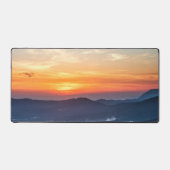 Schöner Sonnenuntergang hinter grünen Feldern Schreibtischunterlage (Vorderseite)