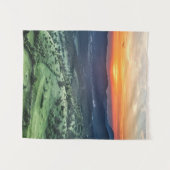 Schöner Sonnenuntergang hinter grünen Feldern Wandteppich (Vorderseite (Horizontal))