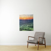 Schöner Sonnenuntergang hinter grünen Feldern Wandteppich (Beispiel)