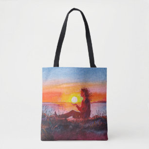 Schöner Sonnenuntergang im Ozean. Portrait junger  Tasche