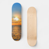 Schöner Sonnenuntergang im Ozean Skateboard (Vorderseite)