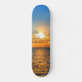 Schöner Sonnenuntergang im Ozean Skateboard (Vorderseite)