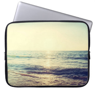 Schöner Sonnenuntergang mit Meer und Strand - Vint Laptopschutzhülle