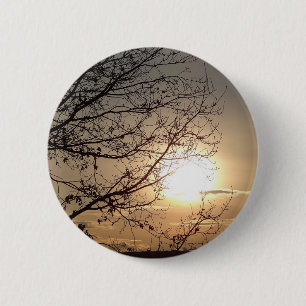 Schöner Sonnenuntergang mit Zweigen Button