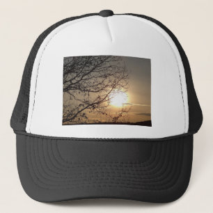 Schöner Sonnenuntergang mit Zweigen Truckerkappe