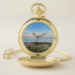 Schöner Sonnenuntergang Sommer Taschenuhr<br><div class="desc">Diese malerische Taschenuhr für Strandfotografie mit weißen Zahlen aus Destin Florida besticht durch den prächtigen rosa und orangefarbenen Sonnenuntergang,  der die Meereswellen über dem Sand und dem Meeresgras sanft berührt. Eine schöne Strandwache von Ihrem Lieblingsort oder Ihrer Heimatstadt aus.</div>