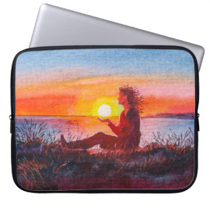 Schöner Sonnenuntergang über dem Ozean. Porträt ei Laptopschutzhülle