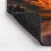 Schöner Sonnenuntergang über dem Wasser mit Blitz Mousepad (Ecke)