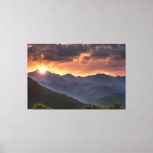 Schöner Sonnenuntergang über den Bergen Leinwanddruck