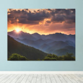 Schöner Sonnenuntergang über den Bergen Leinwanddruck (Insitu (Holzboden))