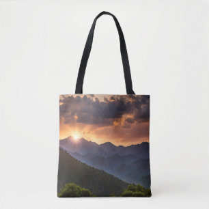 Schöner Sonnenuntergang über den Bergen Tasche