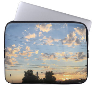 Schöner Sonnenuntergang und Wolken Laptopschutzhülle