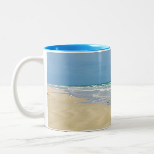 Schöner Strand House Seaside Monogram Ocean Zweifarbige Tasse (Links)
