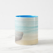 Schöner Strand mit Rowboat & Fishing Net Zweifarbige Tasse (Mittel)