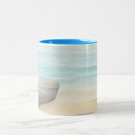 Schöner Strand mit Rowboat & Fishing Net Zweifarbige Tasse (Mittel)