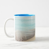 Schöner Strand mit Rowboat & Fishing Net Zweifarbige Tasse (Links)