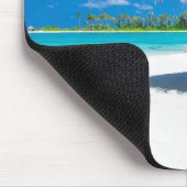 Schöner Strand mit türkisblauem Wasser, weißer San Mousepad (Ecke)
