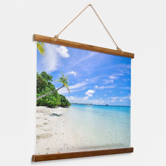Schöner Strand mit weißem Sand und Tropen Wandteppich Mit Holzrahmen (Gewinkelt)