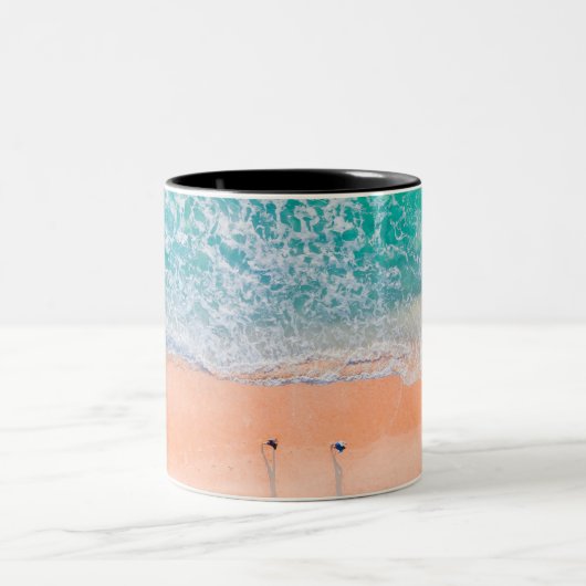 Schöner Strand Zweifarbige Tasse (Mittel)