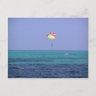 Schöner Tag für Parasailing Postkarte