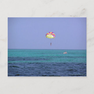 Schöner Tag für Parasailing Postkarte