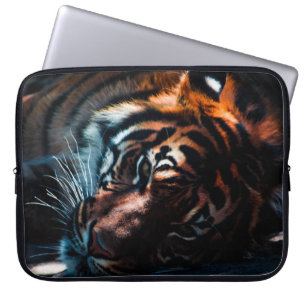 Schöner Tiger, der auf seiner Seitenlaptop-Tasche Laptopschutzhülle