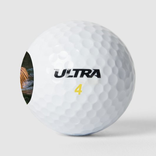 Schöner Tiger im Wasser Golfball (Logo)