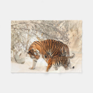 Schöner Tiger mit Jungtier im Schnee Fleecedecke