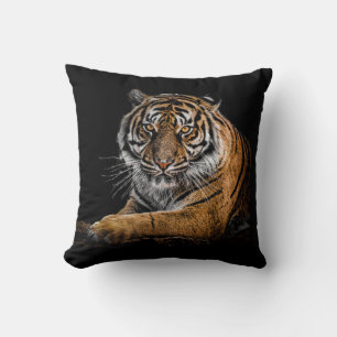 Schöner Tiger mit schwarzem Hintergrund Kissen