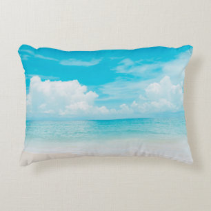 Schöner tropischer Strand mit blauem Himmel und we Dekokissen