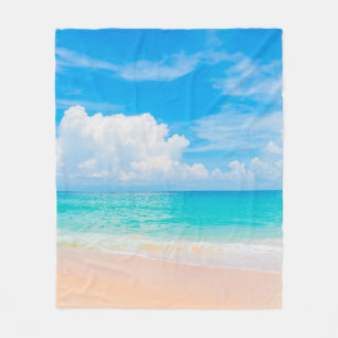 Schöner tropischer Strand mit blauem Himmel und we Fleecedecke