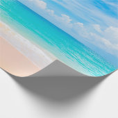 Schöner tropischer Strand mit blauem Himmel und we Geschenkpapier (Ecke)