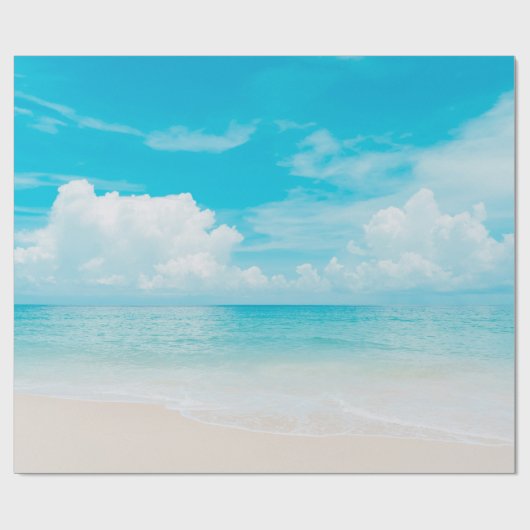 Schöner tropischer Strand mit blauem Himmel und we Geschenkpapier (Flach)