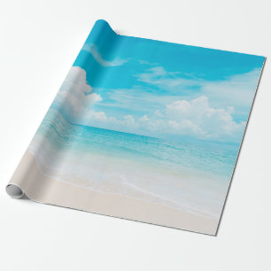 Schöner tropischer Strand mit blauem Himmel und we Geschenkpapier