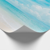 Schöner tropischer Strand mit blauem Himmel und we Geschenkpapier (Ecke)