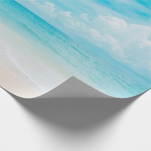 Schöner tropischer Strand mit blauem Himmel und we Geschenkpapier (Ecke)