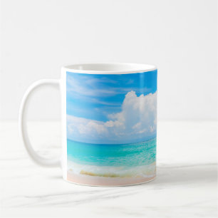 Schöner tropischer Strand mit blauem Himmel und we Kaffeetasse