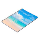 Schöner tropischer Strand mit blauem Himmel und we Notizblock (Linke Seite)