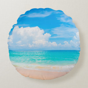 Schöner tropischer Strand mit blauem Himmel und we Rundes Kissen