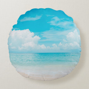 Schöner tropischer Strand mit blauem Himmel und we Rundes Kissen