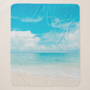 Schöner tropischer Strand mit blauem Himmel und we Sherpadecke