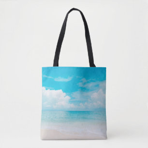 Schöner tropischer Strand mit blauem Himmel und we Tasche