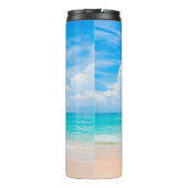 Schöner tropischer Strand mit blauem Himmel und we Thermosbecher (Rückseite)