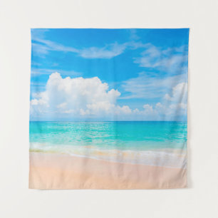 Schöner tropischer Strand mit blauem Himmel und we Wandteppich