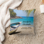 Schöner tropischer Strand mit einer Rowboat-Hochze Kissen (Decke)
