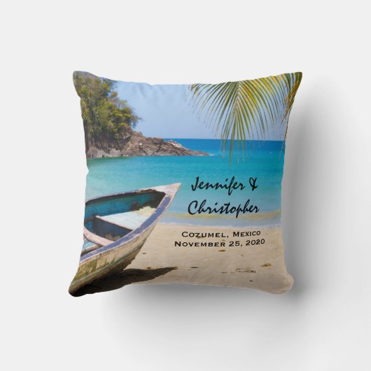 Schöner tropischer Strand mit einer Rowboat-Hochze Kissen (Rückseite)