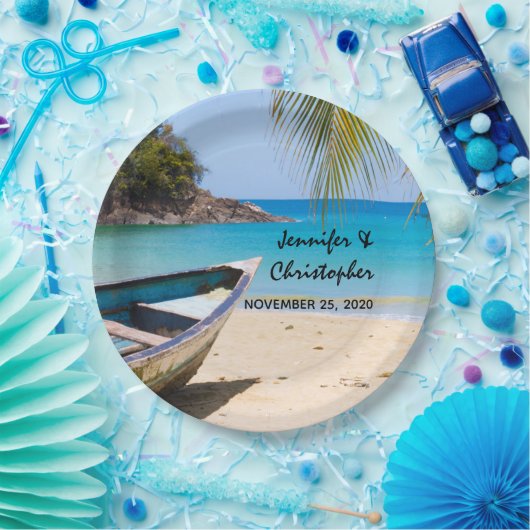 Schöner tropischer Strand mit einer Rowboat-Hochze Pappteller (Party)