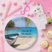 Schöner tropischer Strand mit einer Rowboat-Hochze Pappteller (Party)