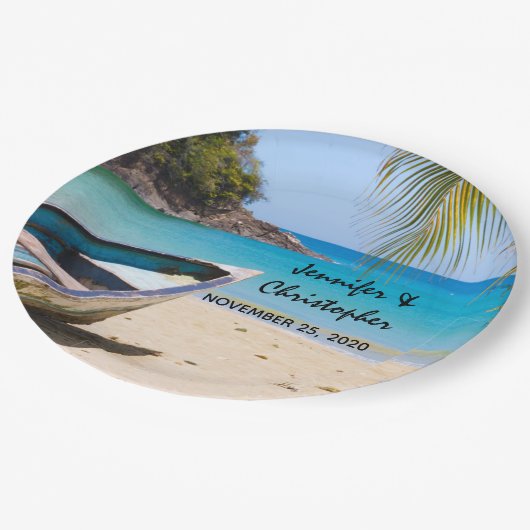Schöner tropischer Strand mit einer Rowboat-Hochze Pappteller (Schrägansicht)