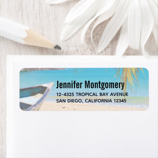 Schöner tropischer Strand mit Rowboat (Insitu)